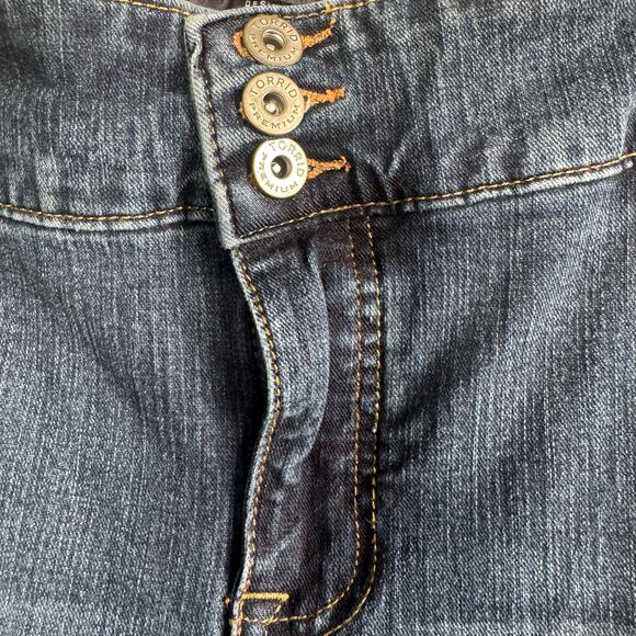 Torrid Denim Capri Jeans Size 24 NWT | Double Button Stretch Mid Rise Blue Jeans - Picture 2 of 4